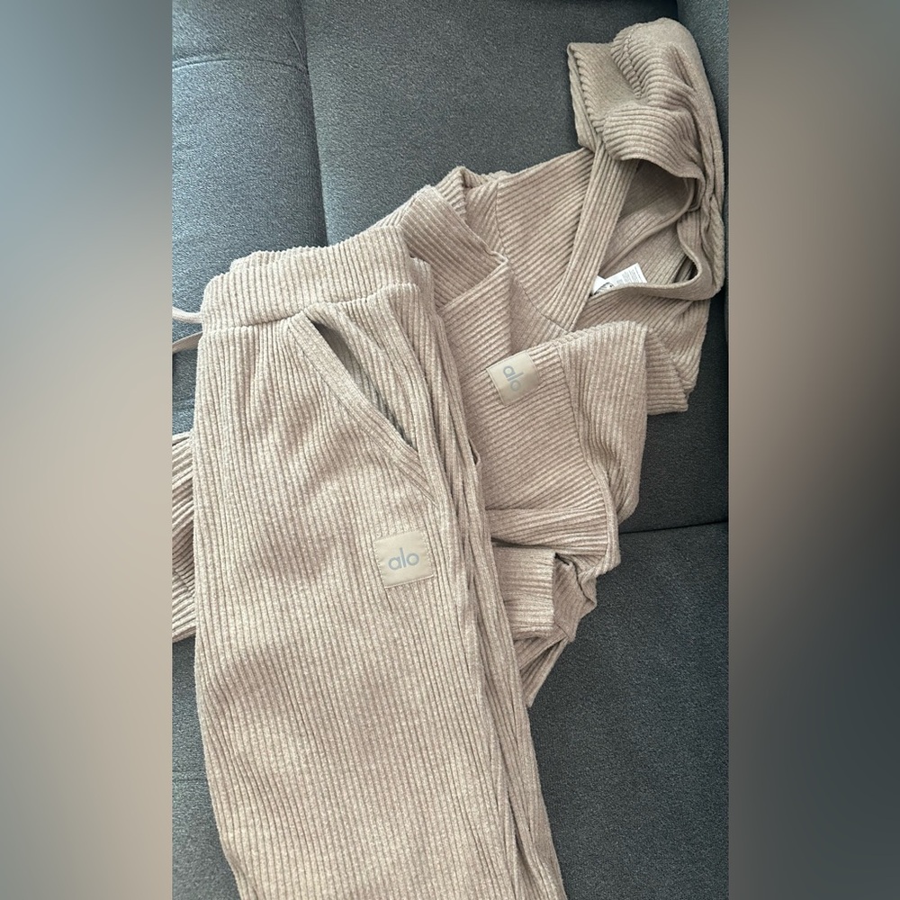 ALO Yoga Muse Matching Set in Gravel Heather